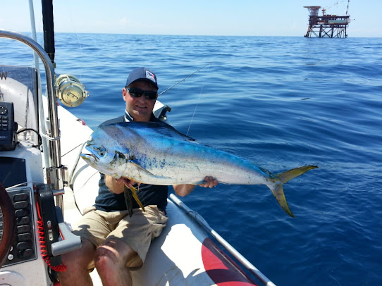 Alessandro con una bella lampuga catturata a traina con attrezzatura leggera