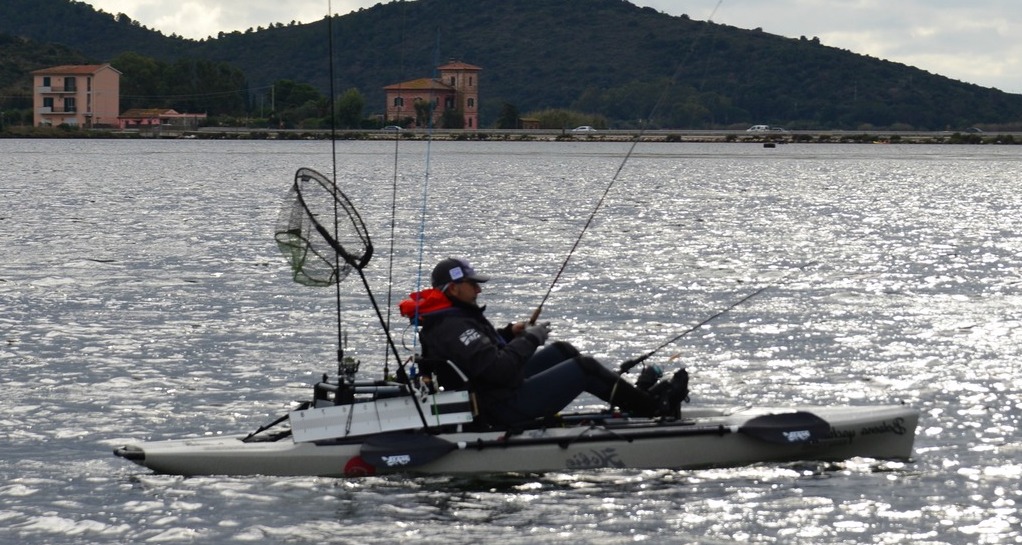 Pesca del pesce serra con il kayak